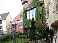 Dans une cour intérieure.